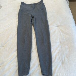 Old Navy powersoft leggings 
Size small
Grey